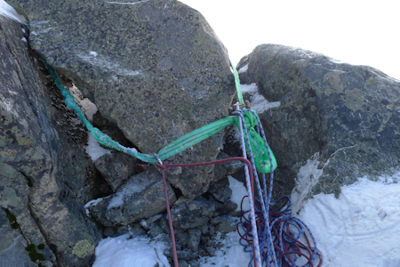 Bolter eller slynger? Slik så det lenge ut på Storen. Nå er disse byttet ut med kjetting. Er det en oppgradering? Foto: Dag Hagen Bolter eller slynger? Slik så det lenge ut på Storen. Nå er disse byttet ut med kjetting. Er det en oppgradering? Foto: Dag Hagen