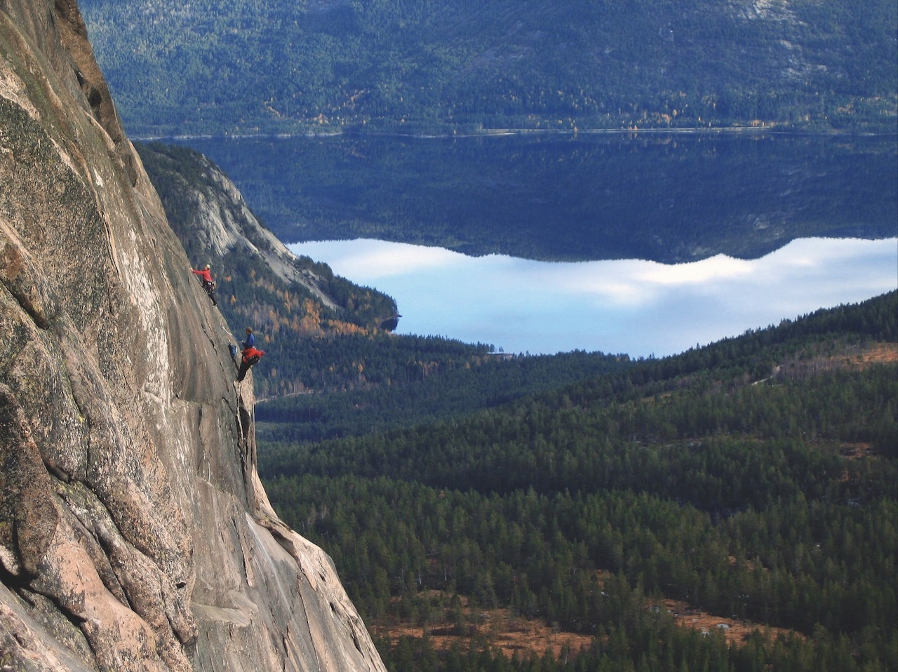 Klatrere på Hoph Zing (6+) på Hægefjell. Foto: Marius Grimsæth Klatrere på Hoph Zing (6+) på Hægefjell. Foto: Marius Grimsæth