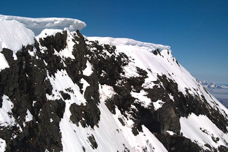 Bratt: Raset gikk ned renna bak den mest markerte skavlen.  Foto: Jørgen Melau, Lufttransport AS. Bratt: Raset gikk ned renna bak den mest markerte skavlen.  Foto: Jørgen Melau, Lufttransport AS.