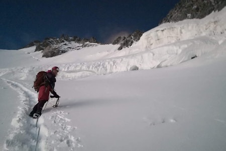 TIDLIG PÅ MORRAN I CHAM: Kl 04.00 om natta og på vei opp til Mt. Maudit via Trois Monts-ruta i Chamonix. Alle klærne er på, men artikkelforfatter fryser uansett. Foto: Håvard Refvik  Alpinklatring, alpinisme, Chamonix, Mt. Maudit