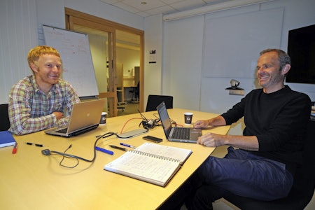 På kontoret: Rekrutteringsansvarlig Arne Litlere og daglig leder Børge Gjeldvik på kontoret i Molde. Foto: Iver Gjelstenli