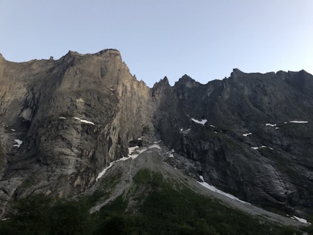 Trollveggen i Romsdalen er en 1700 meter høy fjellvegg. Klatrerne som ble hentet ut i dag hadde trolig klatret engelskruta. Arkivfoto: Dag Hagen