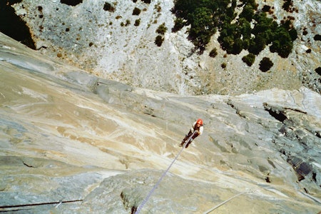 JUMARERING: I friluft, høyt oppe på ruta Eagles Way, El Cap i Yosemite. Foto: Bjarte Bø