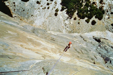 JUMARERING: I friluft, høyt oppe på ruta Eagles Way, El Cap i Yosemite. Foto: Bjarte Bø JUMARERING: I friluft, høyt oppe på ruta Eagles Way, El Cap i Yosemite. Foto: Bjarte Bø
