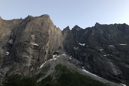 Trollveggen i Romsdalen er en 1700 meter høy fjellvegg. Flere av rutene er utsatt for steinsprang. Arkivfoto: Dag Hagen