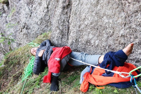 PLUTSELIG FALL: En av Norges beste klatrere, Paula Voldner opplevde at et tak brakk på Skjoldet (8-) på Kjerag. Hun falt ca 10 meter og slo i veggen med foten, som brakk rett over ankelen. Foto: Erik Grandelius