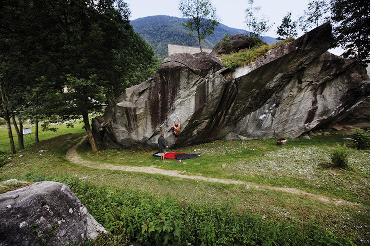 ROMSKIP: Dag Hagen og Mikko Juvonen jobber på 7B-en bak kulturhuset. Foto: Anne Charlotte Haugen. ROMSKIP: Dag Hagen og Mikko Juvonen jobber på 7B-en bak kulturhuset. Foto: Anne Charlotte Haugen.