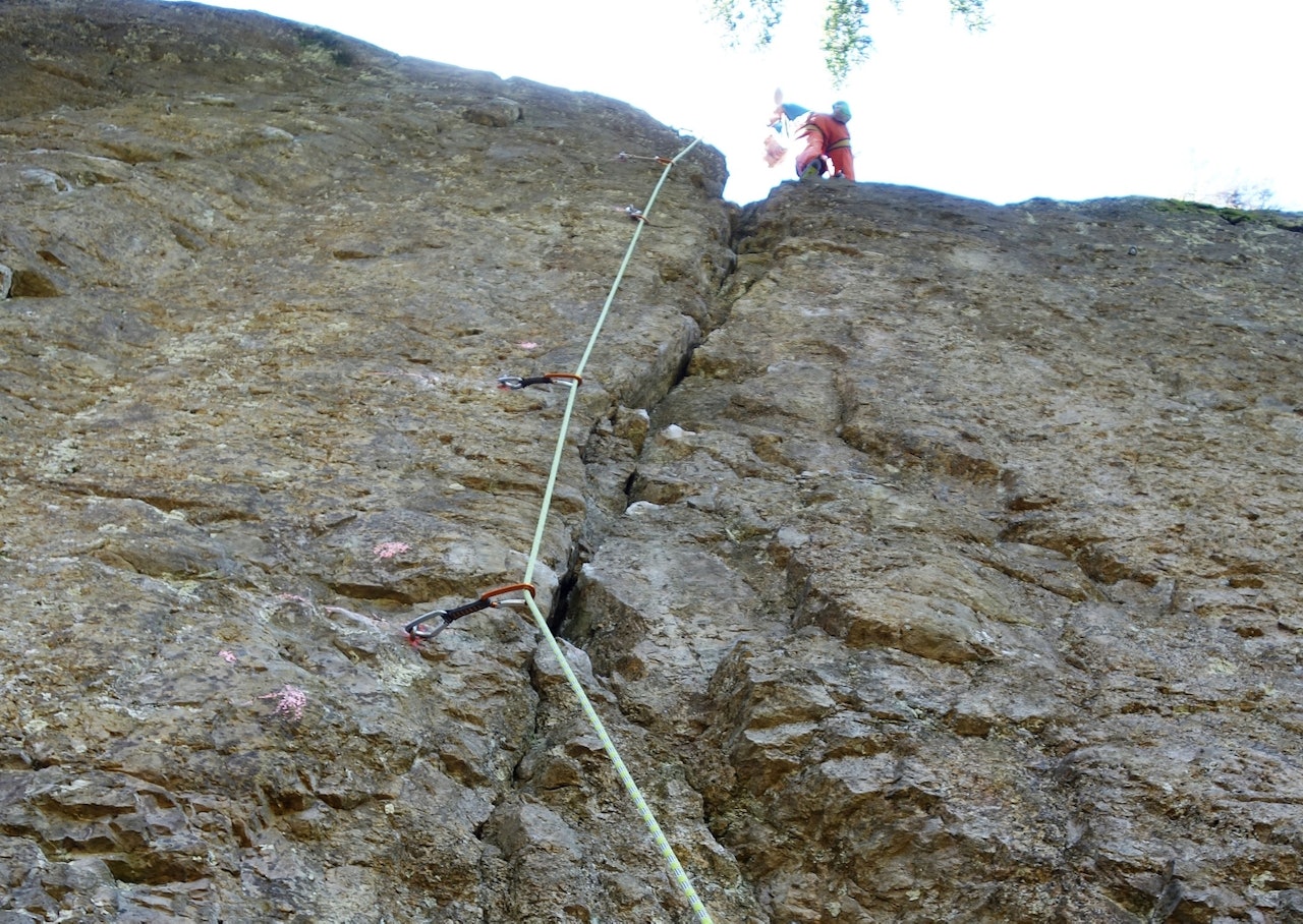 Bolting av riss: En helt naturlig linje – for late klatrere som ikke gidder å bruke naturlige sikringer. Foto: Dag Hagen