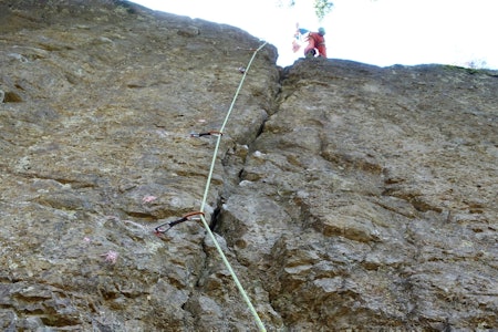 Bolting av riss: En helt naturlig linje – for late klatrere som ikke gidder å bruke naturlige sikringer. Foto: Dag Hagen