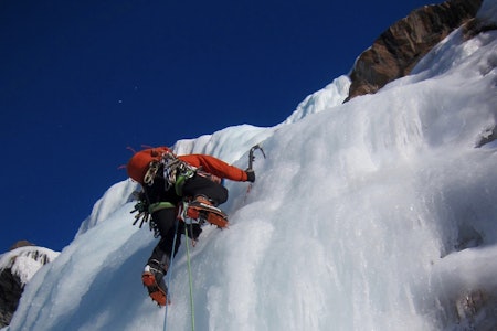 Eirin Breie på led på Kongsvollfossen i Oppdal. Her finner du ofte tidlige isklatreforhold. Foto: Lisa Kvålshaugen Bjærum Kongsvollfossen, Oppdal, isklatring