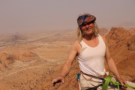 Tore klatrende i Namibia i 2017. Han mener at det må mer dialog til enn monolog vedrørende via ferrata-saken på Andersnatten. Foto: Øystein F. Dahl