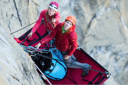 Emily Harrington sammen med kjæresten Adrian Ballinger på den 41 taulengder lange ruta Golden Gate (5.13b) på El Capitan i Yosemite. Foto: Skjermdump fra filmen