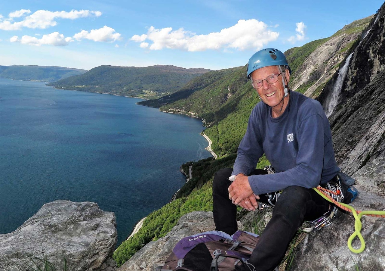 Eresfjord: Oskar på toppen av klatreruta «Giro d’Italia» i 2017. Foto: Iver Gjelstenli