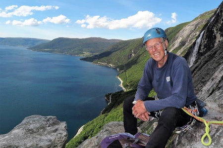 Eresfjord: Oskar på toppen av klatreruta «Giro d’Italia» i 2017. Foto: Iver Gjelstenli