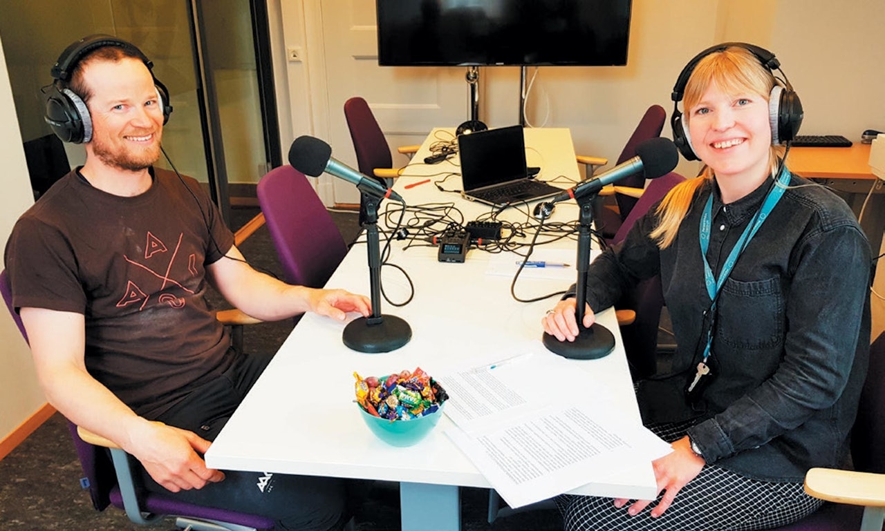 I STUDIO: Thomas Meling er med i Værpodden sammen med statsmeteorolog Rebecca Roggentin. Foto: Kristin Seter I STUDIO: Thomas Meling er med i Værpodden sammen med statsmeteorolog Rebecca Roggentin. Foto: Kristin Seter