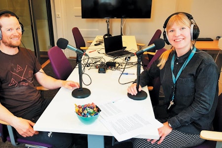 I STUDIO: Thomas Meling er med i Værpodden sammen med statsmeteorolog Rebecca Roggentin. Foto: Kristin Seter