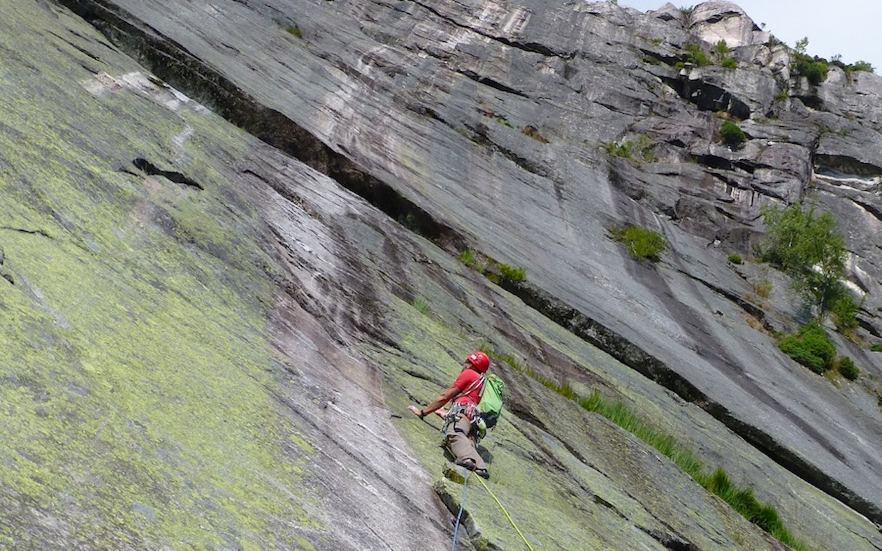 Den hvite stripa på Andersnatten er en ultraklassiker. 2. taulengde fikk bare én eneste bolt under førstebestigningen. Nå har den tre bolter. Her er Erik Neergaard på 1. taulengde. Foto: Dag Hagen Den hvite stripa på Andersnatten er en ultraklassiker. 2. taulengde fikk bare én eneste bolt under førstebestigningen. Nå har den tre bolter. Her er Erik Neergaard på 1. taulengde. Foto: Dag Hagen