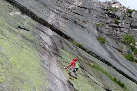 Den hvite stripa på Andersnatten er en ultraklassiker. 2. taulengde fikk bare én eneste bolt under førstebestigningen. Nå har den tre bolter. Her er Erik Neergaard på 1. taulengde. Foto: Dag Hagen