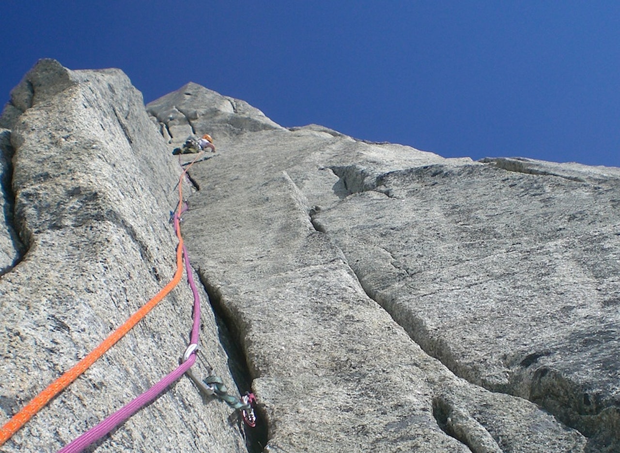 Magnus Eriksson på toppen av 3. taulengde (6+). Foto: Thomas Meling Magnus Eriksson på toppen av 3. taulengde (6+). Foto: Thomas Meling