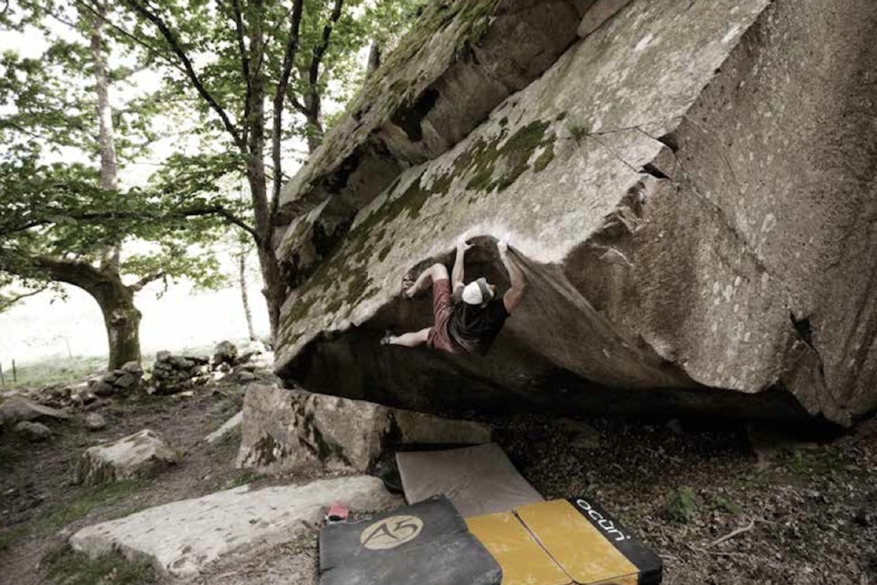 KLASSIKER: Dag Hagen på Søknadsfristen (7C+), en av de flotteste linjene på Häller. Foto: Anne Charlotte Hauen KLASSIKER: Dag Hagen på Søknadsfristen (7C+), en av de flotteste linjene på Häller. Foto: Anne Charlotte Hauen