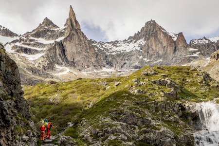 PULS: Fjellnåler klatrar vi på Sunnmøre, men denne er på steorider – med usikker likevekt. Pulsen stig! Foto: Eirik Vaage