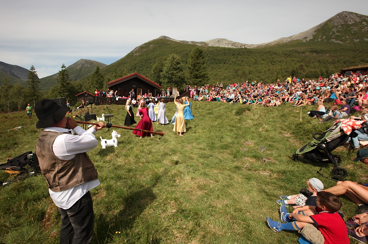 Trubadurer og dansere under åpningen av Norsk Fjellfestival 2016. Foto: Dag Hagen