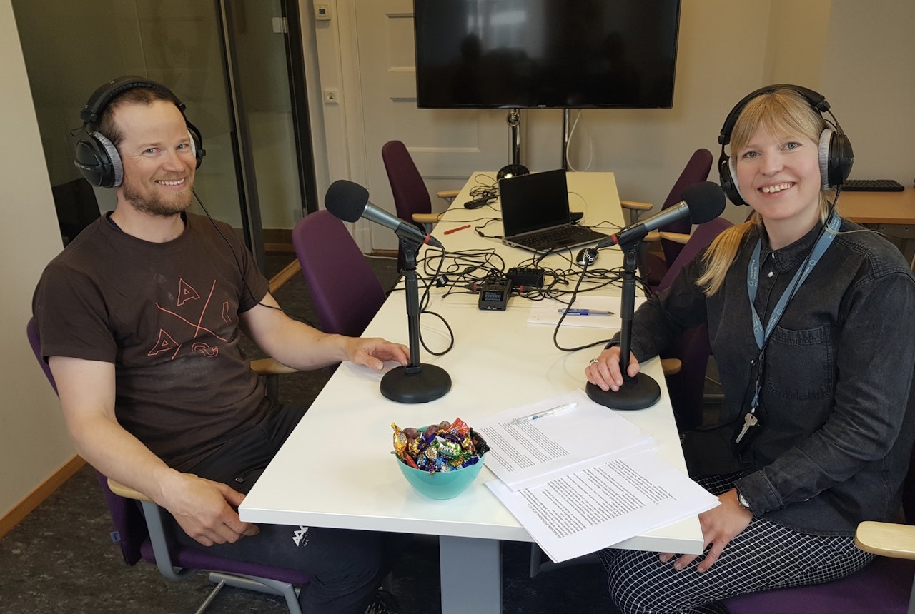 Thomas Meling er med i Værpodden sammen med statsmetereolog Rebecca Roggentin. Foto: Kristin Seter Thomas Meling er med i Værpodden sammen med statsmetereolog Rebecca Roggentin. Foto: Kristin Seter