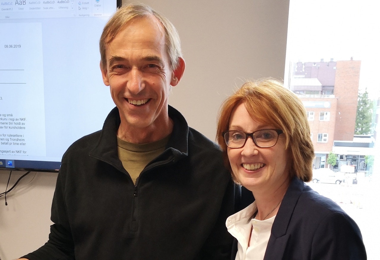 Stein Tronstad mottar Norsk Idrettsforbunds hederspris for mangeårig innsats for Norges Klatreforbund. Prisen ble delt ut av Vibeke Sørensen, som er første visepresident i NIF idrettsstyre. Foto: Chad Stokes Stein Tronstad mottar Norsk Idrettsforbunds hederspris for mangeårig innsats for Norges Klatreforbund. Prisen ble delt ut av Vibeke Sørensen, som er første visepresident i NIF idrettsstyre. Foto: Chad Stokes