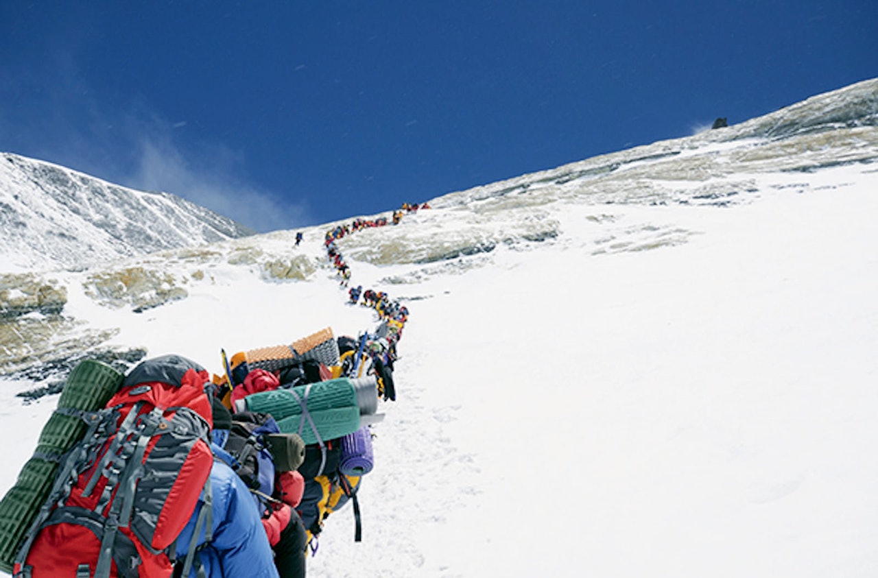 KØ: Klatrere på vei opp Lhotse-veggen, med håp om å nå toppen av Mount Everest. Foto: Christian Kober