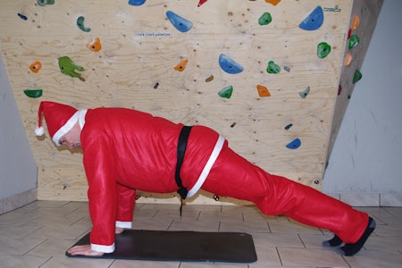 SPREK JULENISSE: Følg med på Norsk Klatrings julekalender - følger du de daglige tipsene fra denne nissen blir du garantert sterk til nyttår! klatring trening