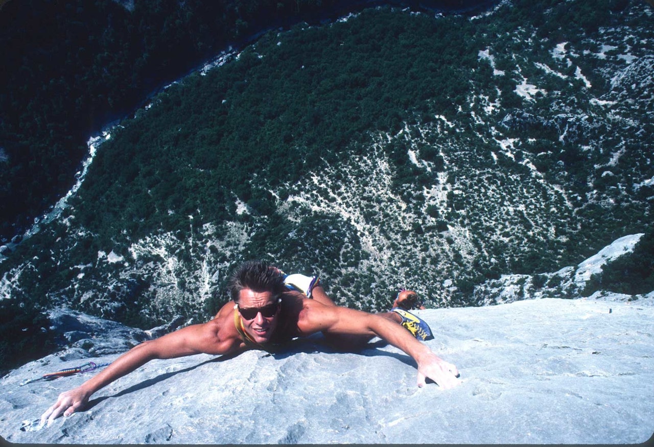 Kjentmann: Gorge du Verdon, en fantastisk, 200-300 meter høy kalksteinskløft i Haute Provence, Frankrike, var på 80-tallet et av verdens beste klatreområder. Det resulterte blant annet i at Dag, Hans Chr. Doseth, Ulf Geir Hansen med flere kjøpte seg hus der. Dag kjenner derfor området ut og inn. Her poserer han på Wide is Love (6a). Foto: Stein P. Aasheim