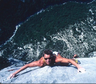 KJENTMANN: Gorge du Verdon, en fantastisk, 200-300 meter høy kalksteinskløft i Haute Provence, Frankrike, var på 80-tallet ett av verdens beste klatreområder. Det resulterte blant annet i at Dag Kolsurd, Hans Chr. Doseth, Ulf Geir Hansen med flere kjøpte seg hus der. Dag kjenner derfor området ut og inn. Her poserer han på Wide is Love (6a). Foto: Stein P. Aasheim dag kolsrud