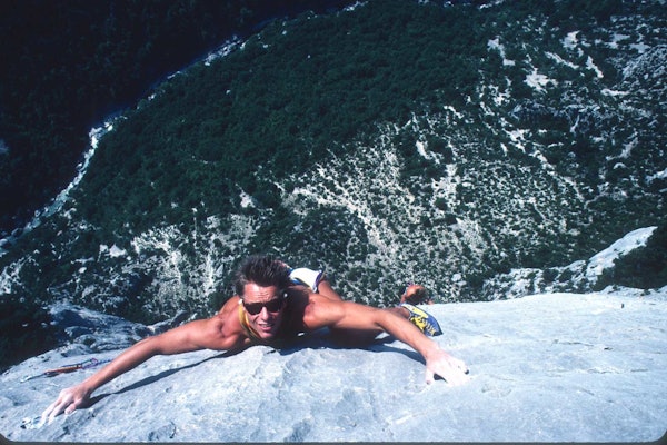 KJENTMANN: Gorge du Verdon, en fantastisk, 200-300 meter høy kalksteinskløft i Haute Provence, Frankrike, var på 80-tallet ett av verdens beste klatreområder. Det resulterte blant annet i at Dag Kolsurd, Hans Chr. Doseth, Ulf Geir Hansen med flere kjøpte seg hus der. Dag kjenner derfor området ut og inn. Her poserer han på Wide is Love (6a). Foto: Stein P. Aasheim dag kolsrud