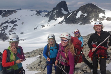 Artikkelforfatter fører et rent damelag på Falketind for noen år tilbake, noe som ikke er helt vanlig å se. Det er få kvinnelige fjellførere og instruktører i Norge, og Klatring lurer på hvorfor.  Falketind, fjellføring, kvinner