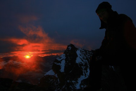 Soloppgang: Etter en fantastisk sommernatt på toppen av Sentraltind våkner kursdeltagerne opp med sola, klare for turen videre over Storen og Dyrhaugsryggen.  Foto: Henning Wang