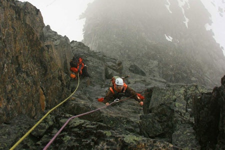 Uvær: Når været blir for dårlig i Hurrungane, er det nærtliggende Smørstabbmassivet ofte et godt alternativ. Men innimellom er været dårlig uansett hvor en går. Her byr snøvær og glatte forhold på en ekstra utfordring for deltakerne på den klassiske ruta Sørvesteggen (4, 2 t.l.) på Skei. Kurs: Klatring i Lom og Hurrungane, Breoppleving. Foto: Henning Wang Uvær: Når været blir for dårlig i Hurrungane, er det nærtliggende Smørstabbmassivet ofte et godt alternativ. Men innimellom er været dårlig uansett hvor en går. Her byr snøvær og glatte forhold på en ekstra utfordring for deltakerne på den klassiske ruta Sørvesteggen (4, 2 t.l.) på Skei. Kurs: Klatring i Lom og Hurrungane, Breoppleving. Foto: Henning Wang