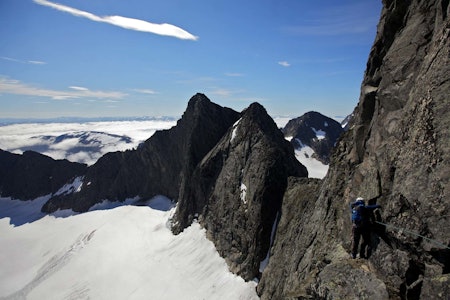 Luftig: Instruktør Sander Buene leder sin halvdel av kurset på den lette, men eksponerte traversen rundt Raeburns sva på normalruta på Søre Dyrhaugstind (4-, 5 t.l.). Kurs: Klatring i Lom og Hurrungane, Breoppleving. Foto: Henning Wang Luftig: Instruktør Sander Buene leder sin halvdel av kurset på den lette, men eksponerte traversen rundt Raeburns sva på normalruta på Søre Dyrhaugstind (4-, 5 t.l.). Kurs: Klatring i Lom og Hurrungane, Breoppleving. Foto: Henning Wang