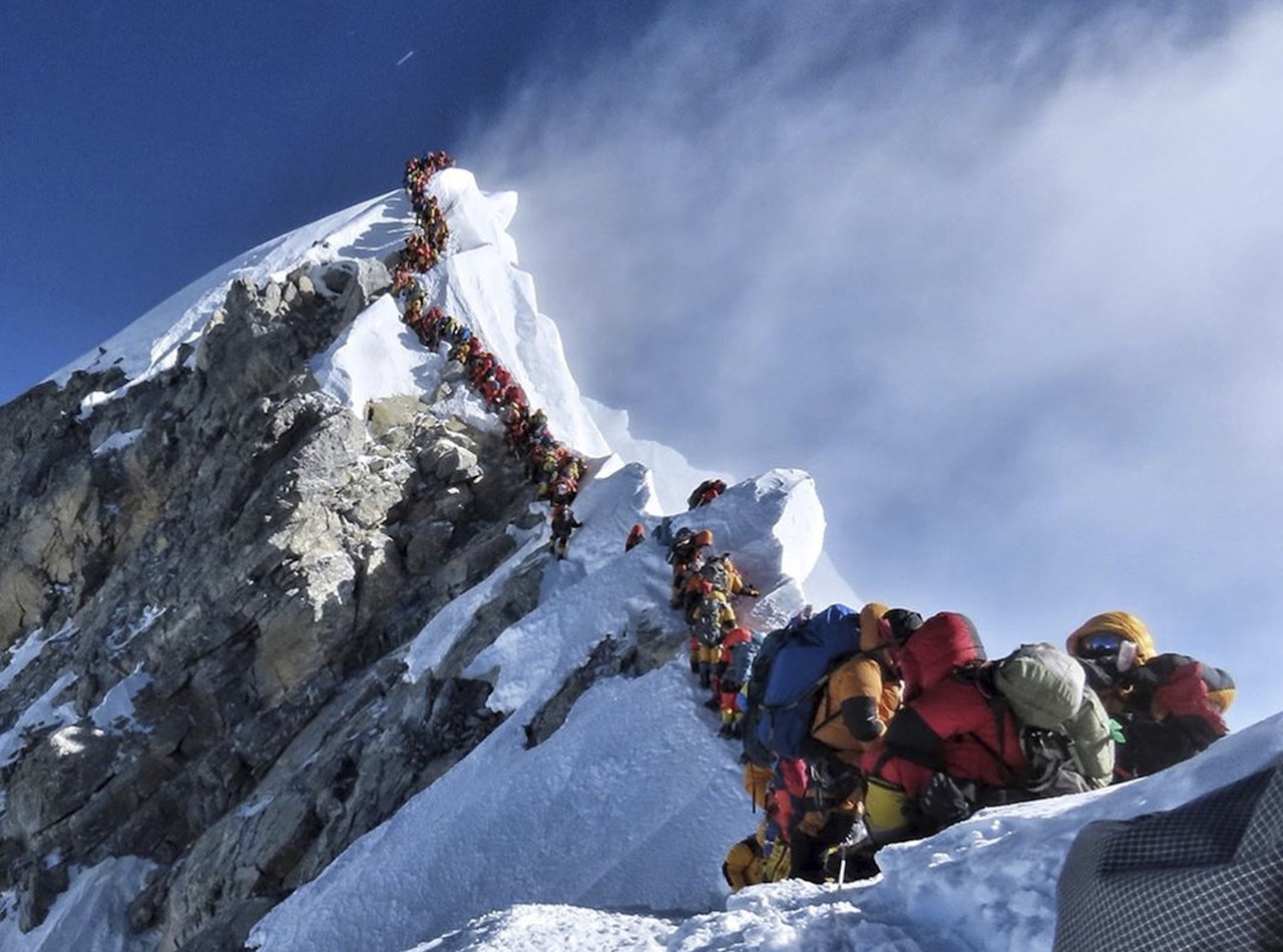 VIRALT: "Ja, dette bildet fra Everest er ekte" var ordene som akkompagnerte fotoet av køen på Hillary Step, som gikk verden rundt i forrige uke. Kort tid etterpå ble det kjent at 11 personer omkom på Everest. Foto: AP / Nirmal Purja