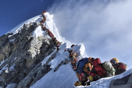 VIRALT: "Ja, dette bildet fra Everest er ekte" var ordene som akkompagnerte fotoet av køen på Hillary Step, som gikk verden rundt i forrige uke. Kort tid etterpå ble det kjent at 11 personer omkom på Everest. Foto: AP / Nirmal Purja