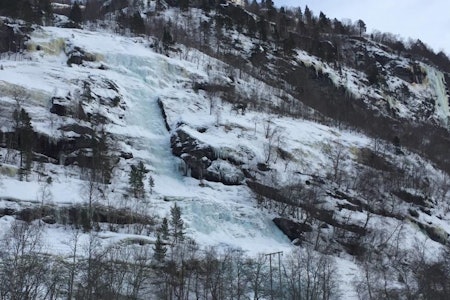 Snill sak: Skoggrova er lett å se fra veien og med kort anmarsj. To avsatser før 3 taulengder til topps. Foto: Dag Hagen Snill sak: Skoggrova er lett å se fra veien og med kort anmarsj. To avsatser før 3 taulengder til topps. Foto: Dag Hagen