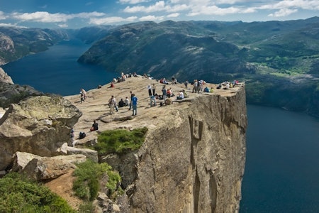 Preikestolen i Lysefjorden. Foto: Wikipedia.org Preikestolen i Lysefjorden. Foto: Wikipedia.org