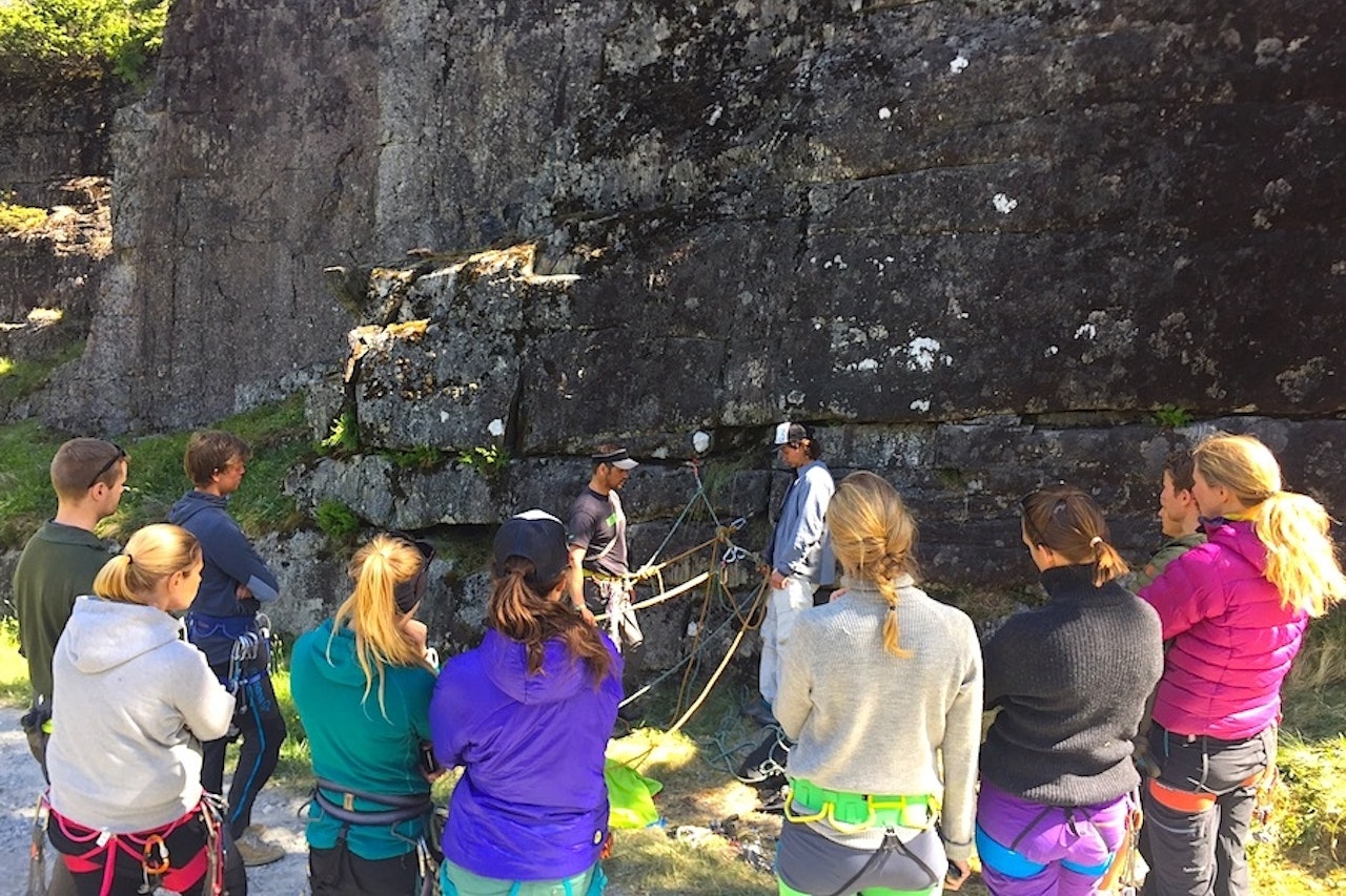Vergard Vereide innstruerer i bruk av naturlige sikringsmidler. Lars Terjesen assisterer. Foto: Dag Hagen Vergard Vereide innstruerer i bruk av naturlige sikringsmidler. Lars Terjesen assisterer. Foto: Dag Hagen