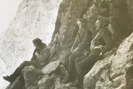 SJUK: I ferd med å bli temmelig prega av spanskesyken, sitter Alf Bryn sitter lengst ut mot stupet, sammen med Egill Rostrup nærmest kameraet med pipe, og Bryns hustru Sossen rett bortenfor ham. Foto: Reidar Birkeland SJUK: I ferd med å bli temmelig prega av spanskesyken, sitter Alf Bryn sitter lengst ut mot stupet, sammen med Egill Rostrup nærmest kameraet med pipe, og Bryns hustru Sossen rett bortenfor ham. Foto: Reidar Birkeland