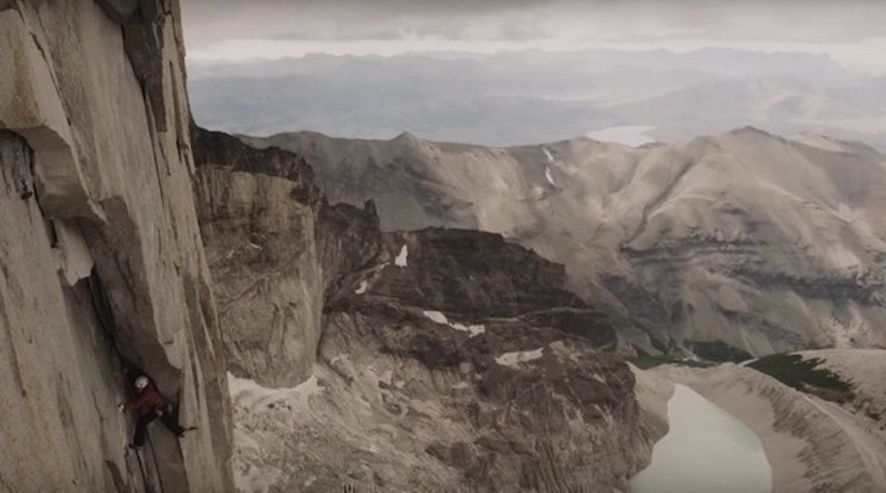Kjent for svært ustabile værforhold – viste dette seg å være et meget utfordrende sted å klatre. Foto: Skjermdump fra video  Kjent for svært ustabile værforhold – viste dette seg å være et meget utfordrende sted å klatre. Foto: Skjermdump fra video