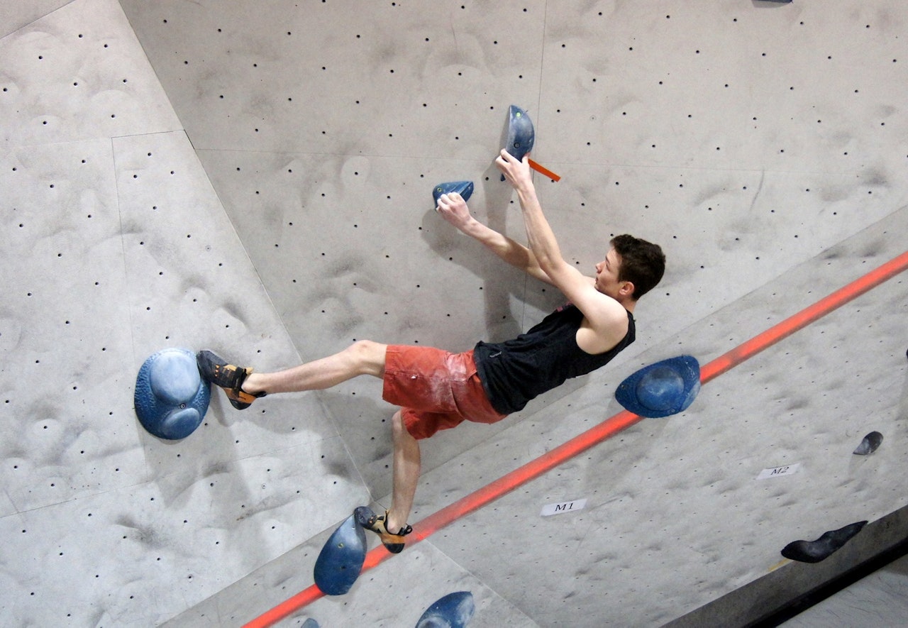 Albert Suthurst klatrer til topps i klassen youth B. Foto: Thor-Henrik Kvandahl Albert Suthurst klatrer til topps i klassen youth B. Foto: Thor-Henrik Kvandahl