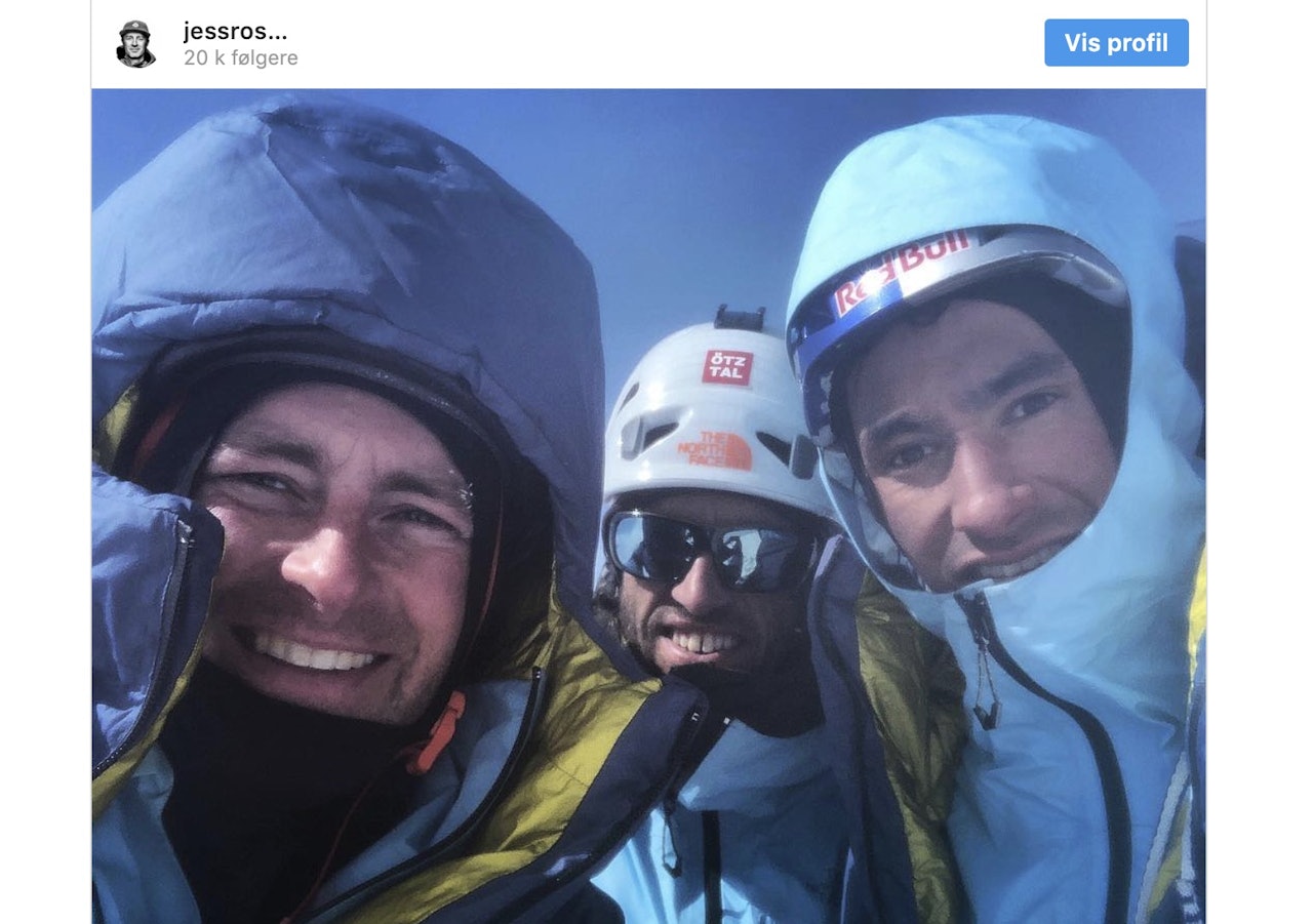 Jess Roskelley, Hansjörg Auer og David Lama, omkom i et snøskred i Canada. Her er de etter all sannsynlighet på toppen av ruta de skulle klatre. Ulykken skjedde i s fall på vei ned. 