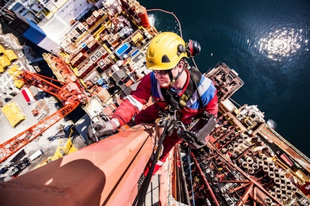 INSPEKSJON: Kim Stian Båtstad fra Axess driver med luftig inspeksjonsarbeid på «West NavIgator» ved kai i Kristiansund. Foto: Terje Aamodt INSPEKSJON: Kim Stian Båtstad fra Axess driver med luftig inspeksjonsarbeid på «West NavIgator» ved kai i Kristiansund. Foto: Terje Aamodt
