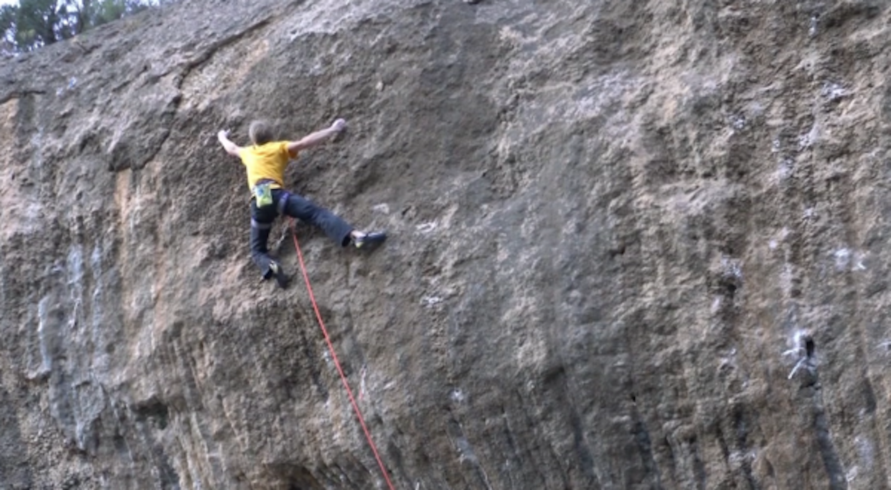 RÅTT: Alex Megos får det faktisk til å se lekende lett ut. Foto: Skjerdump fra video RÅTT: Alex Megos får det faktisk til å se lekende lett ut. Foto: Skjerdump fra video