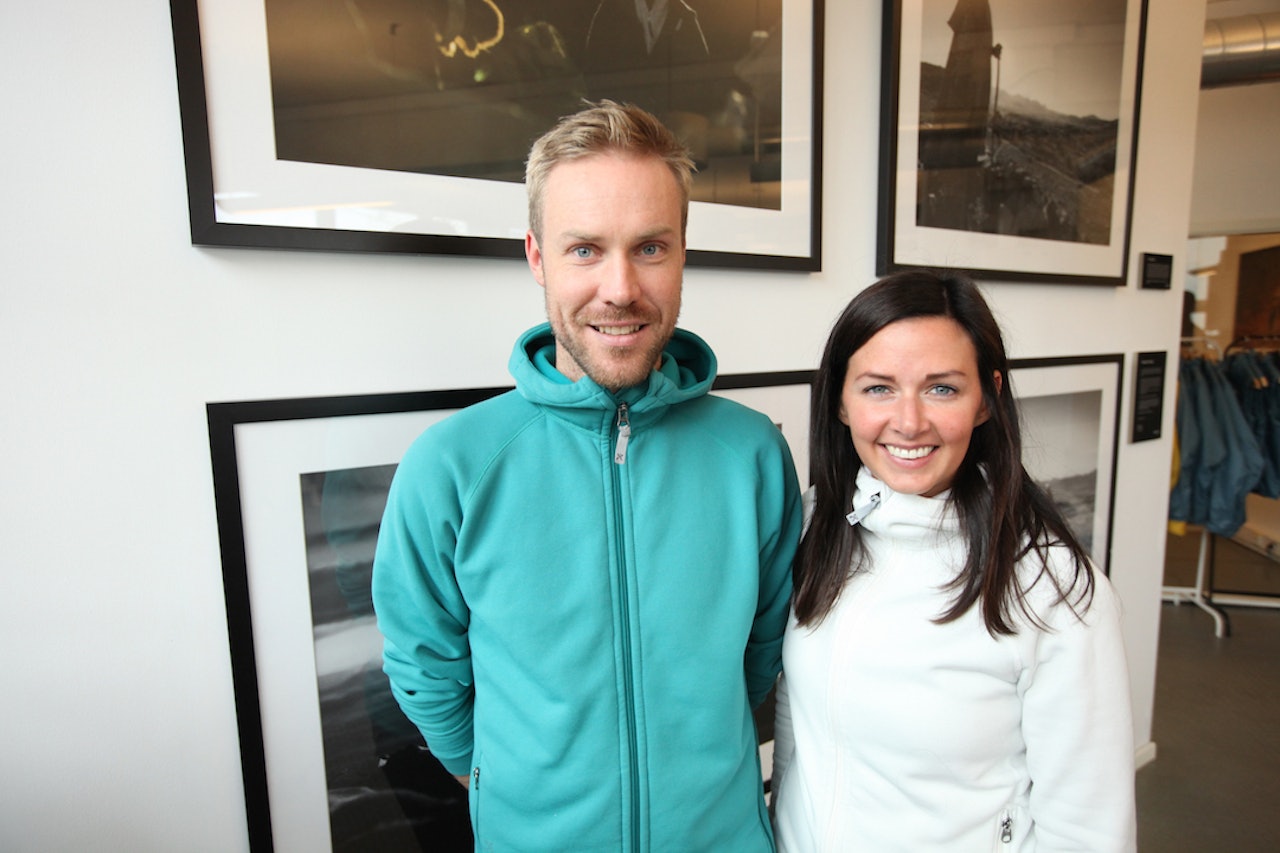 PÅ KONTORET: Josef Nyström og Anna Andreasson er de to ansatte på det drøyt år gamle Houdini Sportswear Norway AS. Veggene prydes av PictureAids bilder fra Afrika. Foto: Dag Hagen PÅ KONTORET: Josef Nyström og Anna Andreasson er de to ansatte på det drøyt år gamle Houdini Sportswear Norway AS. Veggene prydes av PictureAids bilder fra Afrika. Foto: Dag Hagen