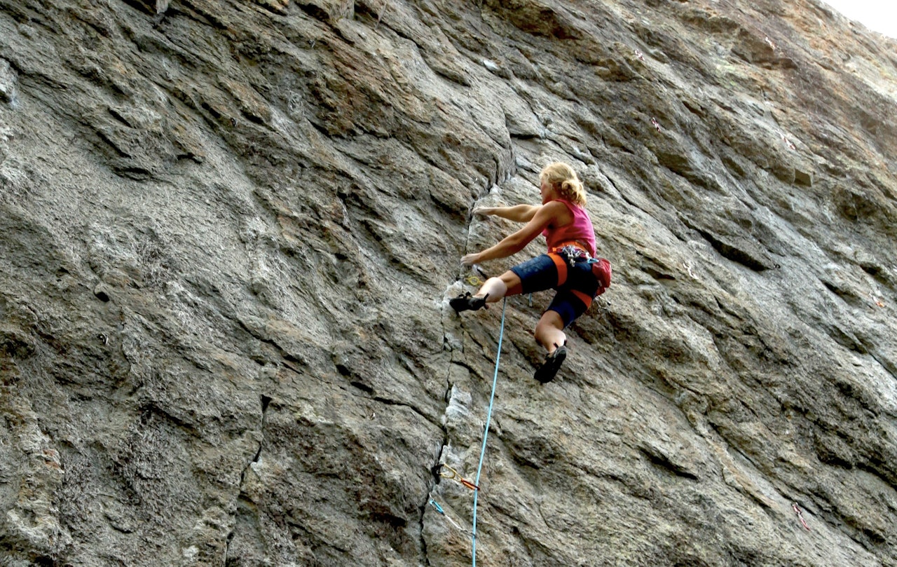 Paula Voldner går Vri åtter (8) på Gråveggen, Hauktjern. Denne veggen berøres heldigvis ikke av klatreforbudet. Foto: Dag Hagen